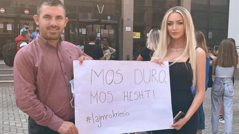 Bëri bujë me historinë e saj për trafikimin – ‘Miss Universe’, Tuti Sejdiu e pranishme në protestën e organizuar në Ferizaj për vrasjen e 18-vjeçares