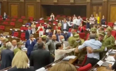 Kaos në parlamentin armen: Grushte mes pozitës e opozitës