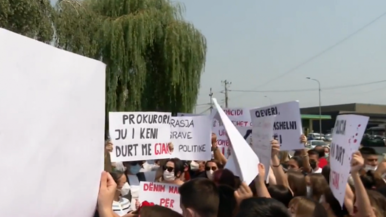 Protestohet në Ferizaj pas vrasjes së 18-vjeçares, kërkohet dënim maksimal për Dardan Krivaqën