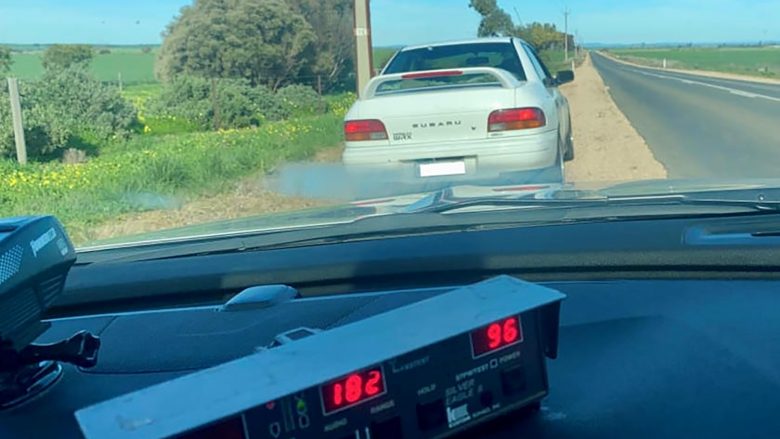 Jo vetëm të rinjtë: Një 80-vjeçar në Australi u ndalua nga policia, me Subaru-n e tij po voziste ‘dyfish’ nga shpejtësia e lejuar