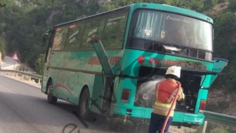 Përfshihet nga flakët autobusi me pushues nga Kosova në Himarë