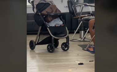 Gruaja ngjalli reagime në rrjetet sociale, pasi pretendohet se vendosi çantën e dorës në karrocën ku po qëndronte foshnja e saj