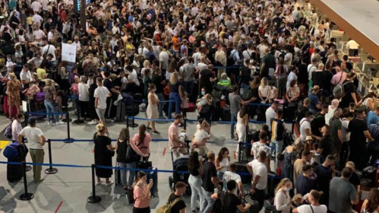 Sindikata fajëson menaxhmentin e Aeroportit “Adem Jashari” për tollovinë e shkaktuar në terminal
