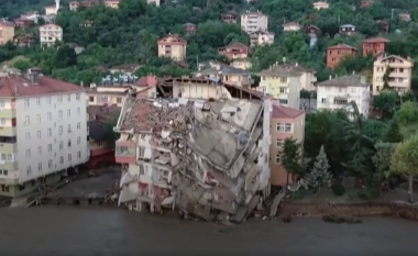 Numri i të vdekurve nga përmbytjet në Turqi shkon në 31