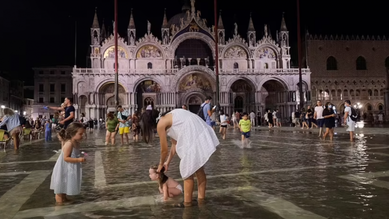 Sheshi i famshëm i Venecias “zhytet” në ujë pas përmbytjeve të rralla të verës