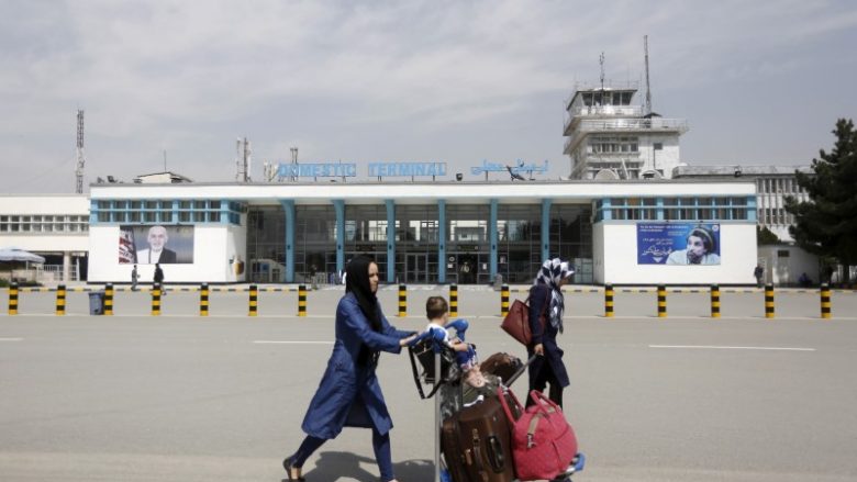 Mbyllet aeroporti në Kabul – askush nuk do të mund të hyjë për 48 orë