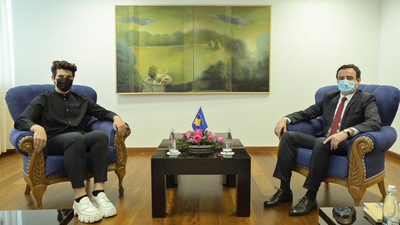 Kryeministri Kurti priti në takim Gjon Muharremajn, këngëtarin që përfaqësoi Zvicrën në “Eurovision”