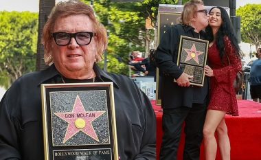 Këngëtari 75-vjeçar Don McLean e feston yllin në ‘Walk of Fame’ me të dashurën e tij modele 48 vite më të re në moshë