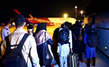 Mbërrin një tjetër aeroplan me 150 afganë në Shqipëri