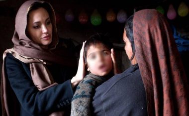 Çeli Instagram për ndërgjegjësimin e situatës në Afganistan – Agelina Jolie thyen rekordin duke arritur miliona ndjekës në pak kohë