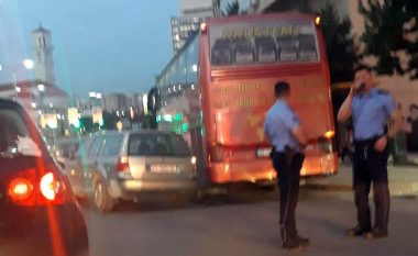 Prishtinë, në një aksident trafiku përfshihen dy vetura dhe një autobus