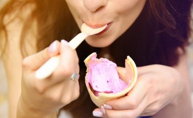 Ngrënia e akullores para fjetjes ndikon negativisht në cilësinë e gjumit
