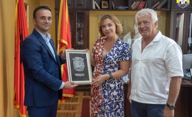 Kryetari i Ulqinit Aleksandar Daboviç pret në takim prindërit e Rita Orës dhe i dekoron me mirënjohje për promovim turistik