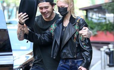 Nicola Peltz merr vëmendje me xhaketën e Gianni Versace 12 mijë dollarëshe në një dalje me Brooklyn Beckham në New York