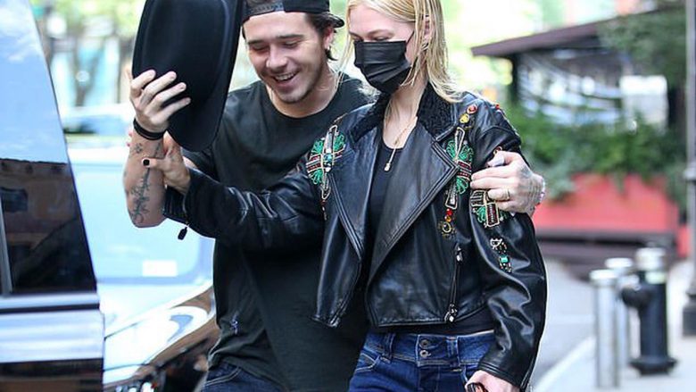 Nicola Peltz merr vëmendje me xhaketën e Gianni Versace 12 mijë dollarëshe në një dalje me Brooklyn Beckham në New York