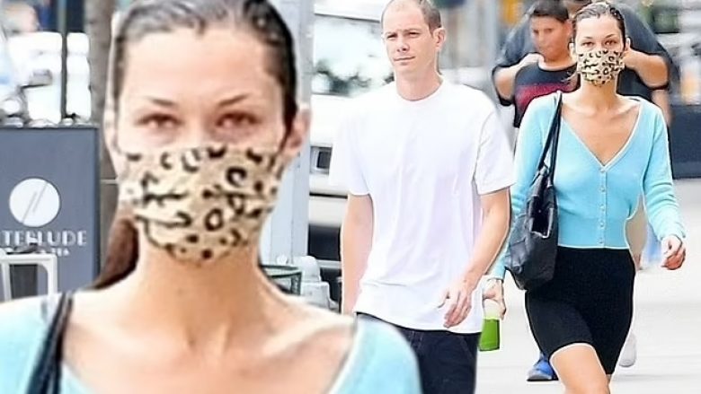 Bella Hadid duket shumë me stil në të kaltër ndërsa shëtitet me të dashurin e saj Marc Kalman, në New York