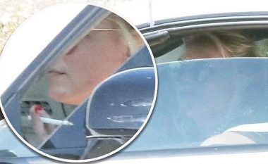 Britney Spears fotografohet duke hedhur cigaren jashtë xhamit të veturës pak ditë pasi babai i saj hoqi dorë nga kujdestaria për të