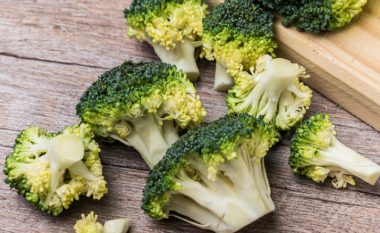 Pse zverdhet brokoli dhe a është i sigurt për ngrënie