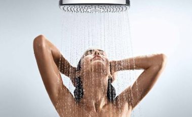 Arsyet pse nuk duhet ta lani fytyrën gjatë dushit