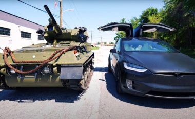 A mund të 'luftojë' Tesla kundër një tanku?