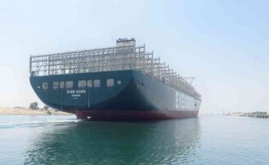 Anija që e kishte bllokuar Kanalin e Suezit, sot e kaloi atë rrugë detare pa problem