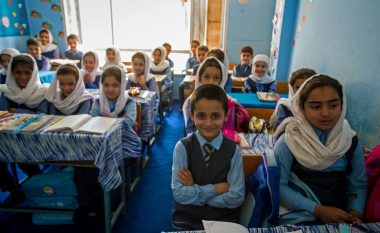 Djemtë dhe vajzat nuk do të mund të studiojnë së bashku në Afganistan