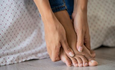 Tri ilaçe befasuese në shtëpi për dhimbjet e këmbëve që qetësojnë dhimbjet shpejtë