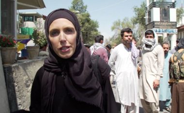 Talebanët e zemëruar e rrethojnë gazetaren e CNN-it: U detyrua të mbulonte fytyrën
