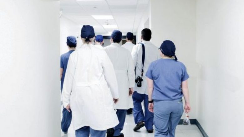 Largimi i mjekëve e sakaton shëndetësinë kosovare