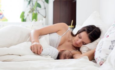 Mësoni çfarë duhet të shmangni kur e vini fëmijën në gjumë