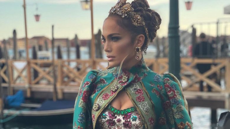 Jennifer Lopez mori gjithë vëmendjen në spektaklin e modës së e Dolce & Gabbana