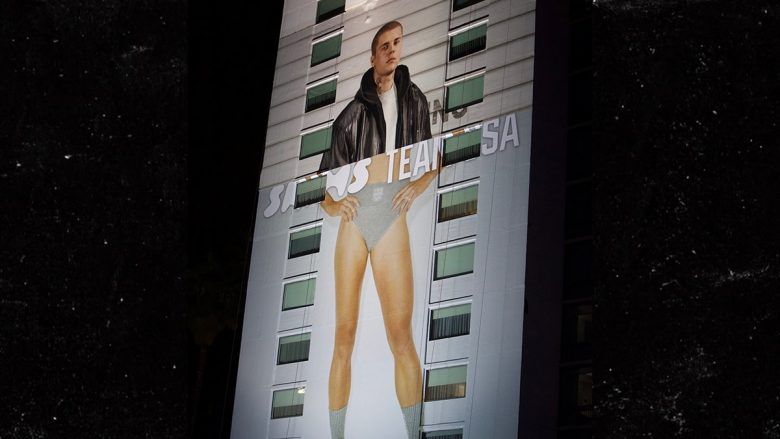 Një ngatërresë teknike në ‘billboard’-in gjigant bëri që Justin Bieber të shfaqet me këmbë atraktive të një femre në reklamën e “Balenciaga”