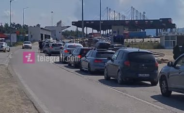 Vazhdojnë pritjet e gjata në pikë-kalimet kufitare me Serbinë, fluks i madh edhe në Aeroportin e Prishtinës