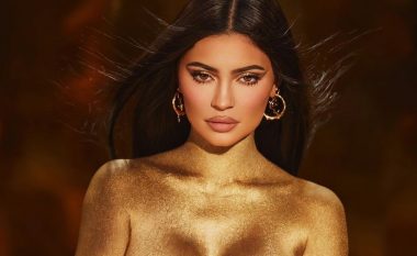 Kylie Jenner pozon ‘topless’ me bojë ari për të promovuar koleksionin e grimit të ditëlindjes
