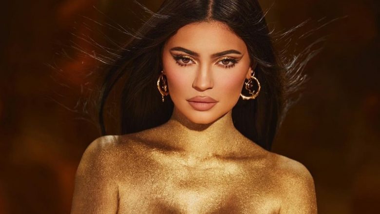 Kylie Jenner pozon ‘topless’ me bojë ari për të promovuar koleksionin e grimit të ditëlindjes