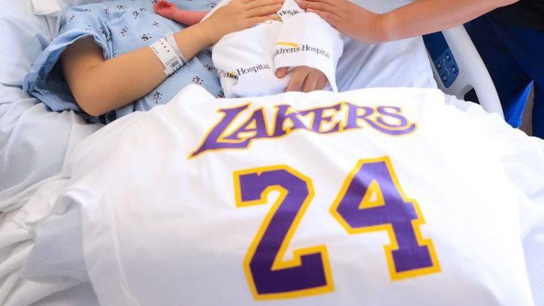 ‘Dita Mamba’ u shënua në mënyrë të veçantë, të gjitha foshnjat e porsalindura morën dhurata për nder të Kobe Bryant