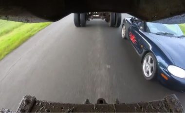 Një Mazda Miata kaloi nën një kamion në lëvizje