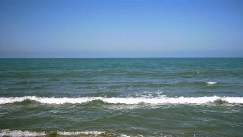 Qytetarët e Vlorës në ditën e parë të vitit 2022 lahen në det: E kemi ritual prej 6 vitesh, të bën mirë për shëndetin