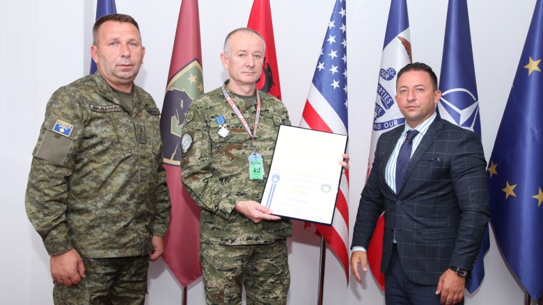 Aksidenti tragjik në Kroaci, ministri Mehaj dekoroi kolonelin Rajko Periq me medaljen “Shërbim i shquar”