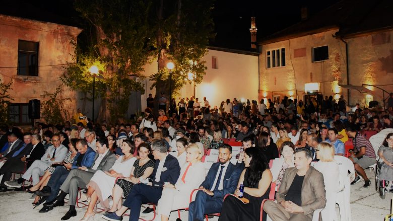 Kryeministri Kurti në ceremoninë përmbyllëse të Dokufest, ndau çmimin për filmin në garën kombëtare