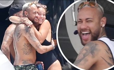 Neymar fotografohet gjatë pushimeve në Ibiza duke u përqafuar me ish-partneren, Carolina Dantas