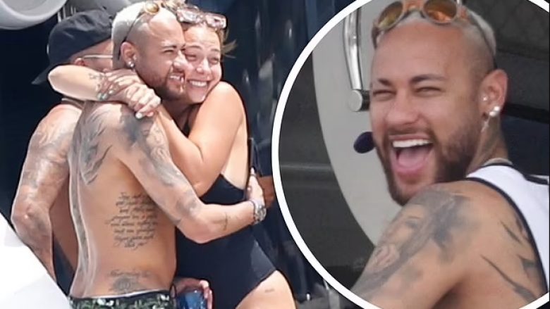 Neymar fotografohet gjatë pushimeve në Ibiza duke u përqafuar me ish-partneren, Carolina Dantas