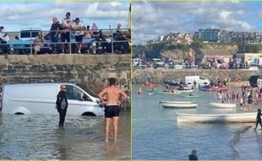 Shoferi injoron paralajmërimet për të mos parkuar në plazh, furgoni i tij përfundon duke “notuar në det”