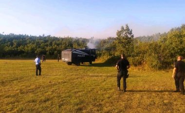 Zjarret në Kosovë, policia del në terren me topa uji – paralajmëron zjarrvënësit se do të përballen me organet e drejtësisë