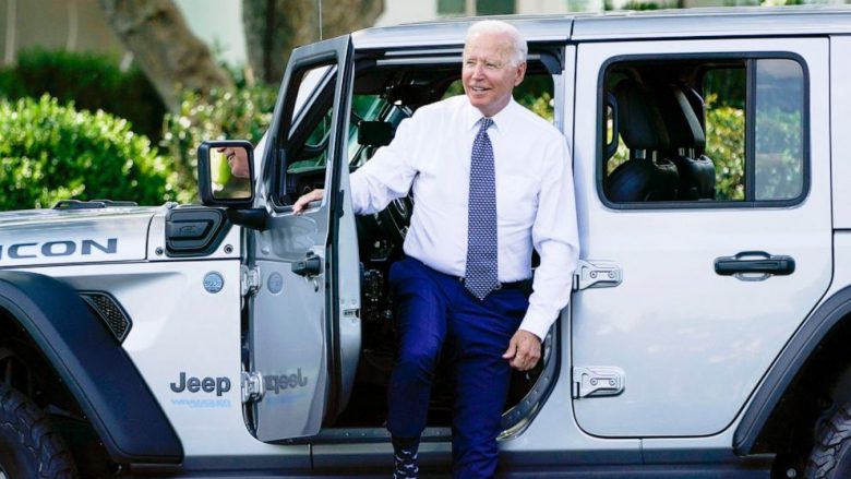 Vrapimi në moshën 78-vjeçare dhe vozitja e një veture elektrike – Joe Biden bëhet viral në rrjetet sociale