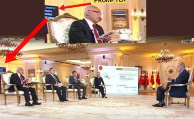 Skandali i radhës - Gazetarët shtiren se po i shtrojnë pyetje presidentit turk, Erdogan lexon përgjigjet në prompter