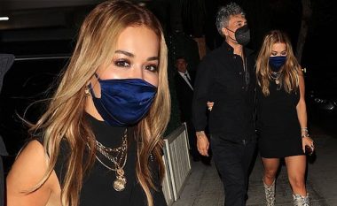 Rita Ora duket tërheqëse në të zeza, ndërsa shijon mbrëmjen me të dashurin e saj Taika Waititi