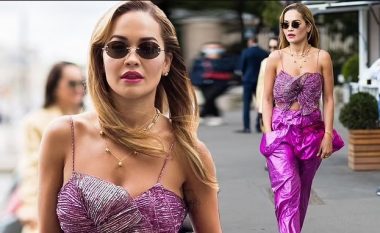 Rita Ora mahnit me stilin e çuditshëm rrugëve të Parisit, shfaqet me kostum të ndritshëm ngjyrë vjollcë