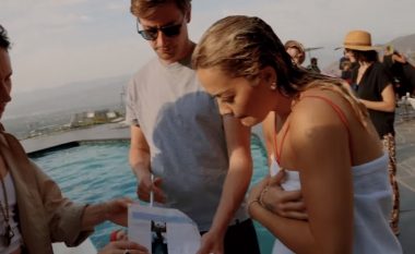 Rita Ora publikon prapaskenat e klipit “You For Me”, tregon se si u xhiruan skenat e vështira në pishinë