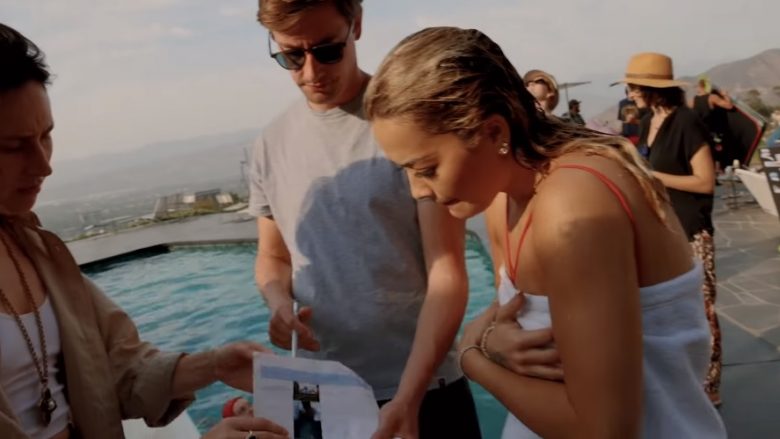 Rita Ora publikon prapaskenat e klipit “You For Me”, tregon se si u xhiruan skenat e vështira në pishinë